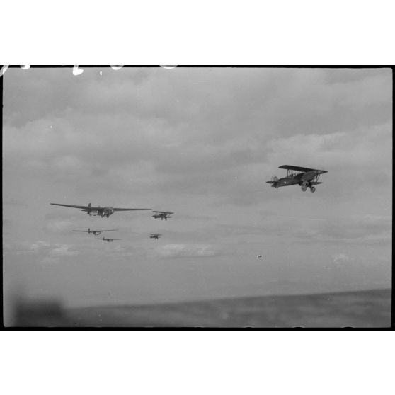 Peu après avoir quitté l'aérodrome de Lézignan-Corbières, les avions du Sondergruppe du Luftlandegeschwader 1 progressent dans le ciel.