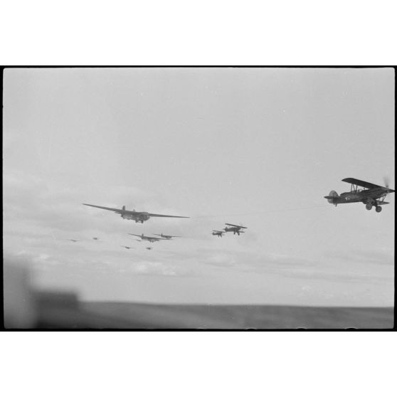 Peu après avoir quitté l'aérodrome de Lézignan-Corbières, les avions du Sondergruppe du Luftlandegeschwader 1 progressent dans le ciel.