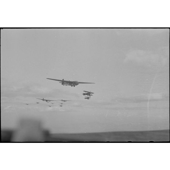 Peu après avoir quitté l'aérodrome de Lézignan-Corbières, les avions du Sondergruppe du Luftlandegeschwader 1 progressent dans le ciel.