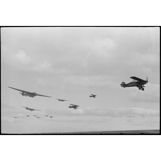 Peu après avoir quitté l'aérodrome de Lézignan-Corbières, les avions du Sondergruppe du Luftlandegeschwader 1 progressent dans le ciel.