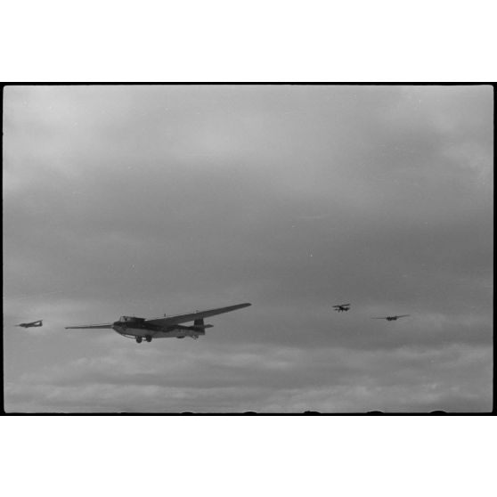 A bord d'un planeur DFS-230 du Sondergruppe du Luftlandegeschwader 1, le photographe immortalise d'autres planeurs qui progressent parallèlement au sien.