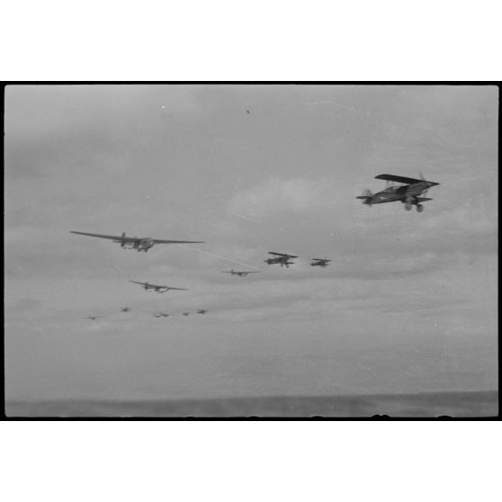 A bord d'un planeur DFS-230 du Sondergruppe du Luftlandegeschwader 1, le photographe immortalise d'autres planeurs et leurs tracteurs Avia B.534 qui progressent parallèlement au sien.