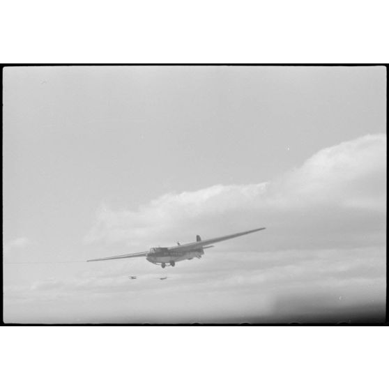 A bord d'un planeur DFS-230 du Sondergruppe du Luftlandegeschwader 1, le photographe immortalise d'autres planeurs et leurs tracteurs Avia B.534 qui progressent parallèlement au sien.