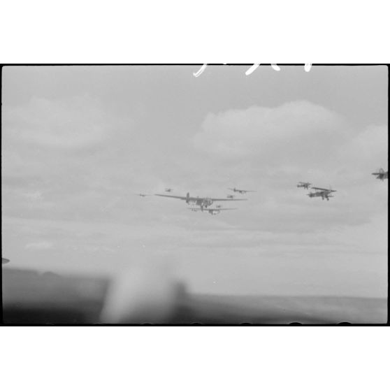 Une mission aéroportée du Sondergruppe du Luftlandegeschwader 1, des biplans Avia B.534 et des planeurs DFS-230.