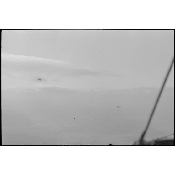 Lors d'une mission aéroportée du Sondergruppe du Luftlandegeschwader 1, deux biplans Avia B.534.