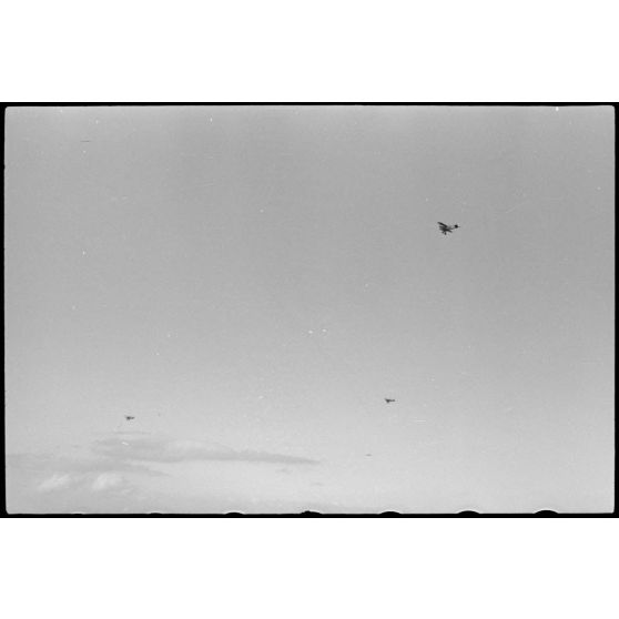 Lors d'une mission aéroportée du Sondergruppe du Luftlandegeschwader 1, deux biplans  Avia B.534.