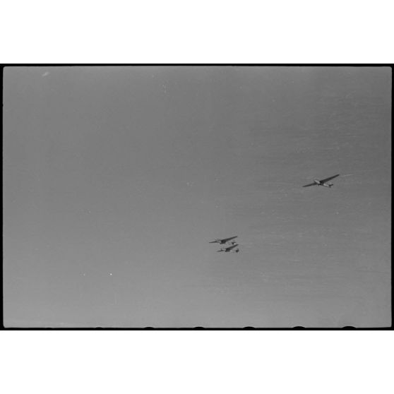 Lors d'une mission aéroportée du Sondergruppe du Luftlandegeschwader 1, trois planeurs DFS-230 viennent de larguer le câble qui les reliait au biplan Avia B.534.