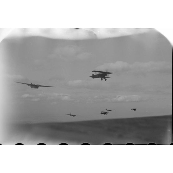 Lors d'une mission aéroportée du Sondergruppe du Luftlandegeschwader 1, trois binômes composés de biplans Avia B.534 et de planeurs DFS-230.