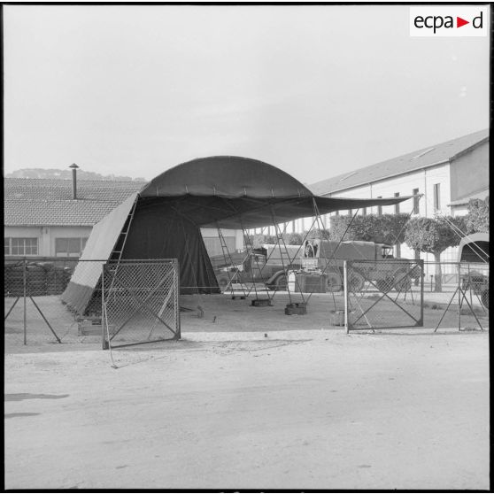 Divers modèles de tentes à l'établissement régional du Matériel (ERM) à Alger.