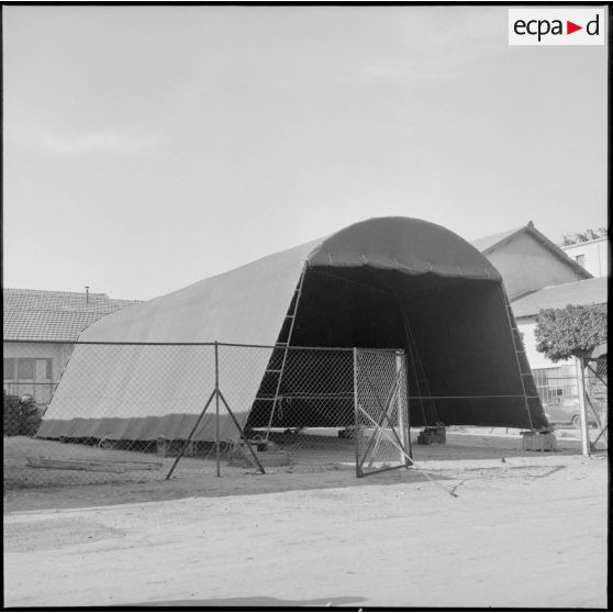 Divers modèles de tentes à l'établissement régional du Matériel (ERM) à Alger.