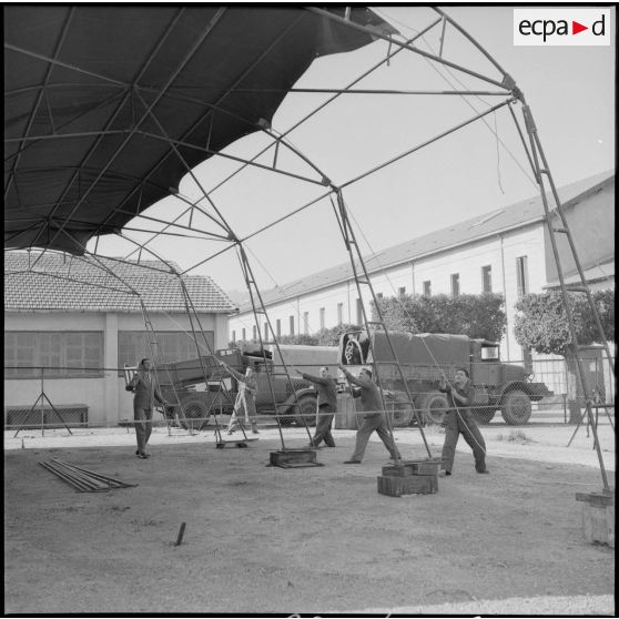 Divers modèles de tentes à l'établissement régional du Matériel (ERM) à Alger.