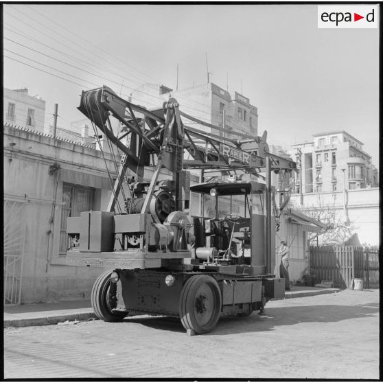 Divers modèles de tentes à l'établissement régional du Matériel (ERM) à Alger.