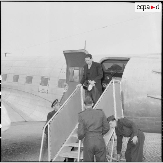 Arrivée à l'aéroport d'Alger de Jacques Soustelle, nouveau gouverneur général de l'Algérie.