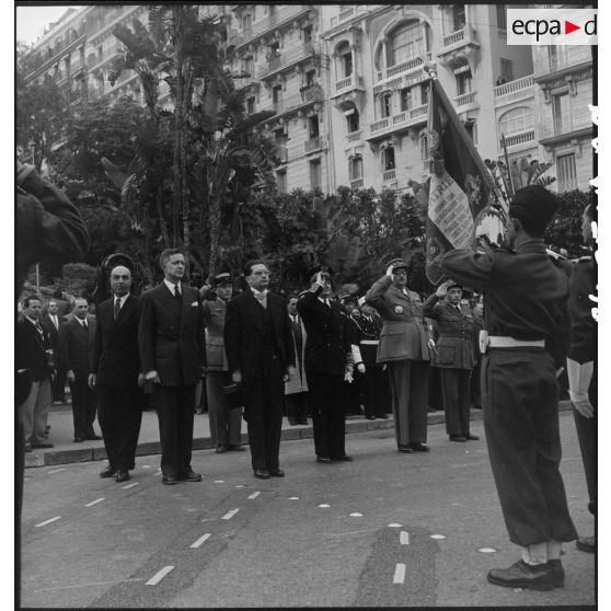 Ranimage de la flamme du Souvenir par Jacques Soustelle, nouveau gouverneur général de l'Algérie, au monument aux morts d'Alger.
