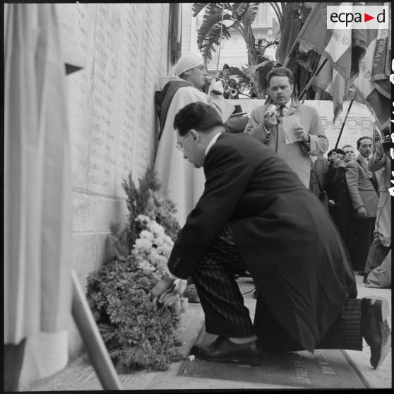 Ranimage de la flamme du Souvenir par Jacques Soustelle, nouveau gouverneur général de l'Algérie, au monument aux morts d'Alger.