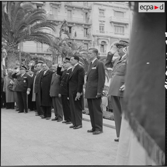 Ranimage de la flamme du Souvenir par Jacques Soustelle, nouveau gouverneur général de l'Algérie, au monument aux morts d'Alger.