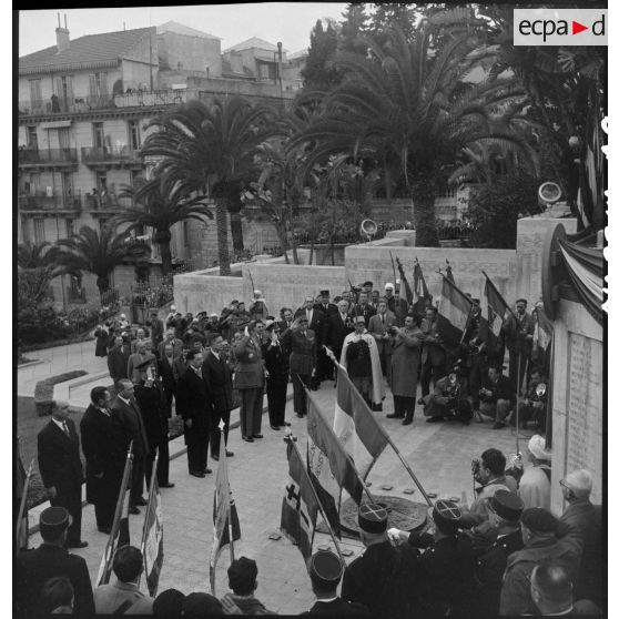 Ranimage de la flamme du Souvenir par Jacques Soustelle, nouveau gouverneur général de l'Algérie, au monument aux morts d'Alger.
