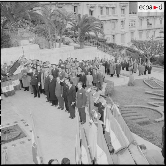 Ranimage de la flamme du Souvenir par Jacques Soustelle, nouveau gouverneur général de l'Algérie, au monument aux morts d'Alger.
