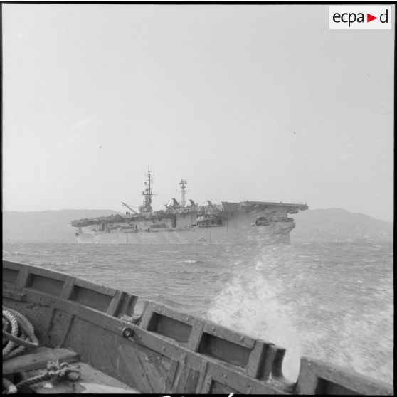 L'escadre de la méditerranée rentre au port d'Alger. Le porte-avion "La Fayette".