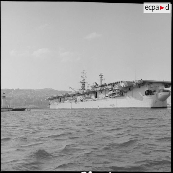 L'escadre de la méditerranée rentre au port d'Alger. Le porte-avion "La Fayette".