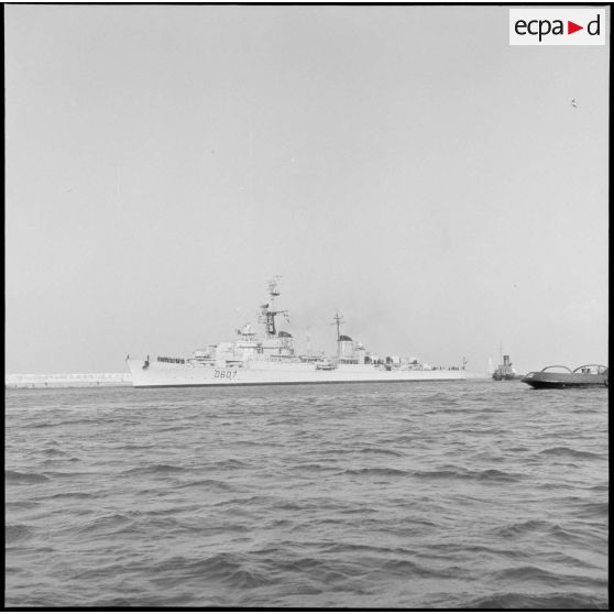 L'escadre de la méditerranée rentre au port d'Alger. Le destroyer escorteur de 1re classe le "Guichen".