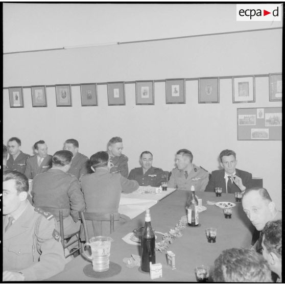 Banquet pour les libérables du 9e RZ (9e régiment de zouaves) aux Issers.