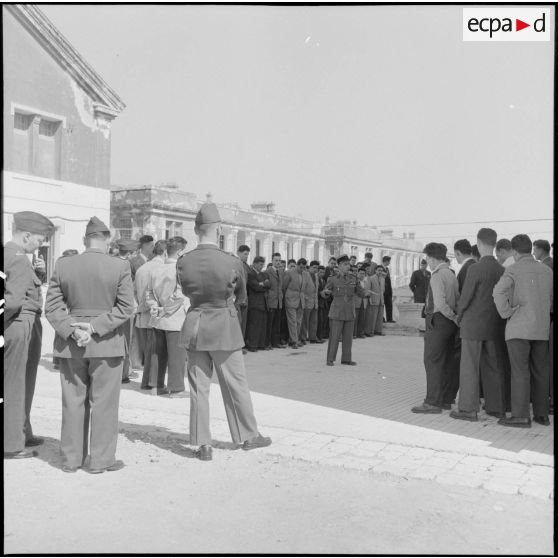 Revue des libérables du 9e RZ (9e régiment de zouaves) aux Issers.