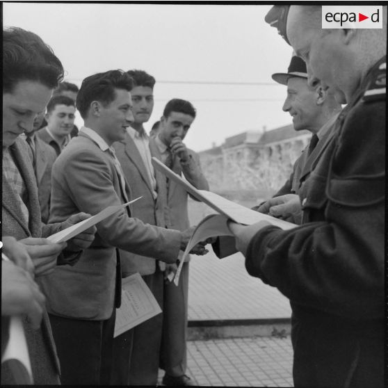 Revue des libérables du 9e RZ (9e régiment de zouaves) aux Issers.