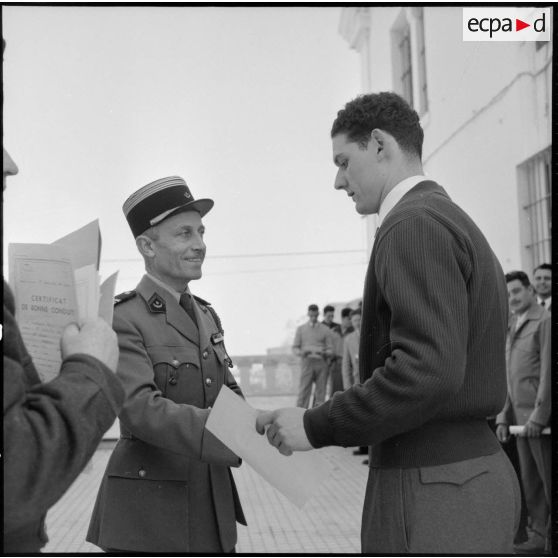 Revue des libérables du 9e RZ (9e régiment de zouaves) aux Issers.