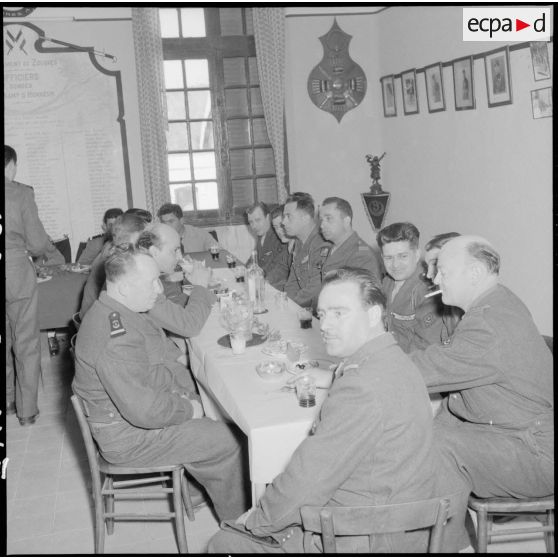 Banquet pour les libérables du 9e RZ (9e régiment de zouaves) aux Issers.