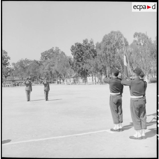 Prise d'armes à la caserne du 45e régiment des Transmissions (45e Rtrs) à Maison-Carrée.