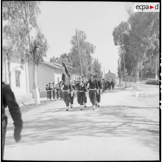 Prise d'armes à la caserne du 45e régiment des Transmissions (45e Rtrs) à Maison-Carrée.