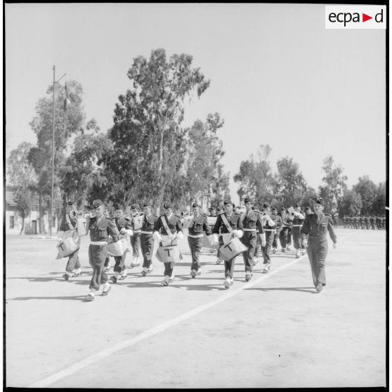 Prise d'armes à la caserne du 45e régiment des Transmissions (45e Rtrs) à Maison-Carrée.