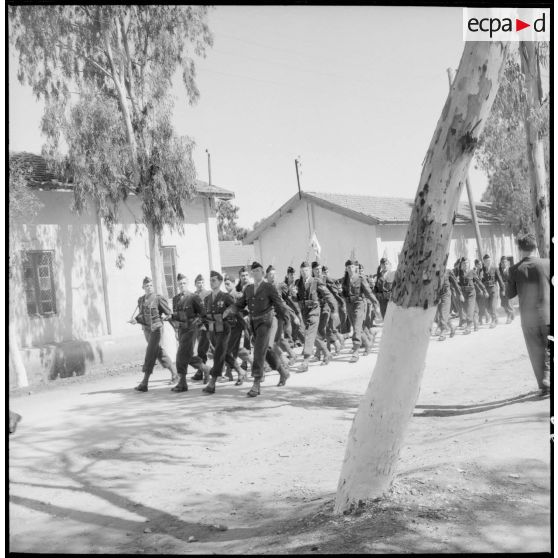 Prise d'armes à la caserne du 45e régiment des Transmissions (45e Rtrs) à Maison-Carrée.