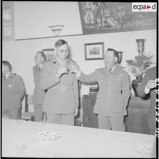 Prise d'armes à la caserne du 45e régiment des Transmissions (45e Rtrs) à Maison-Carrée.