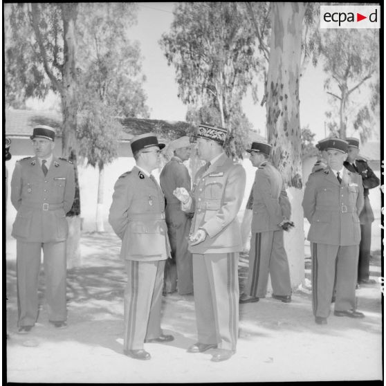 Prise d'armes à la caserne du 45e régiment des Transmissions (45e Rtrs) à Maison-Carrée.