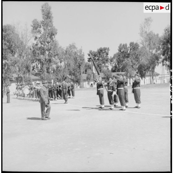 Prise d'armes à la caserne du 45e régiment des Transmissions (45e Rtrs) à Maison-Carrée.