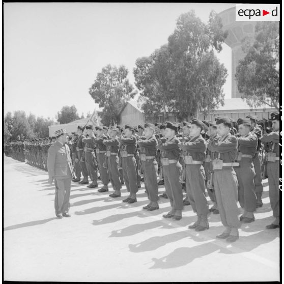 Prise d'armes à la caserne du 45e régiment des Transmissions (45e Rtrs) à Maison-Carrée.