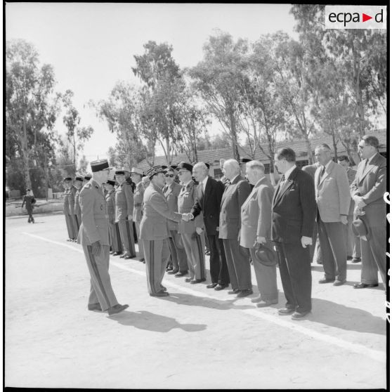 Prise d'armes à la caserne du 45e régiment des Transmissions (45e Rtrs) à Maison-Carrée.