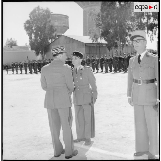 Prise d'armes à la caserne du 45e régiment des Transmissions (45e Rtrs) à Maison-Carrée.
