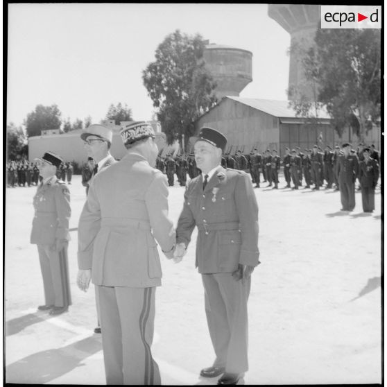 Prise d'armes à la caserne du 45e régiment des Transmissions (45e Rtrs) à Maison-Carrée.