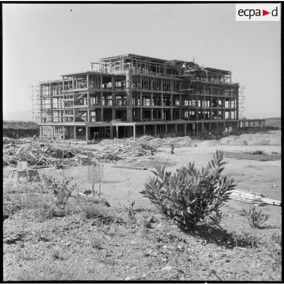 Vue du chantier et des bâtiments de l'état-major de l'armée de Terre de Ben Aknoun.