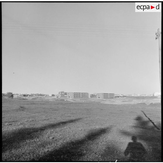 Vue du chantier et des bâtiments de l'état-major de l'armée de Terre de Ben Aknoun.