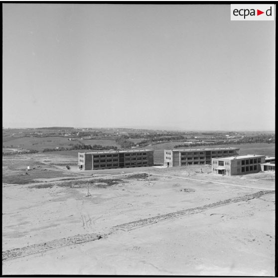 Vue du chantier et des bâtiments de l'état-major de l'armée de Terre de Ben Aknoun.
