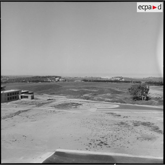 Vue du chantier et des bâtiments de l'état-major de l'armée de Terre de Ben Aknoun.