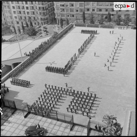 Remise de la croix de guerre des Théâtres d'opérations extérieures (TOE) au 1er BEP (bataillon étranger de parachutistes) par le général Cherrières à Alger.