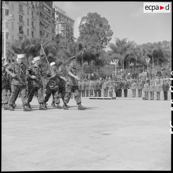 Remise de la croix de guerre des Théâtres d'opérations extérieures (TOE) au 1er BEP (bataillon étranger de parachutistes) par le général Cherrières à Alger.