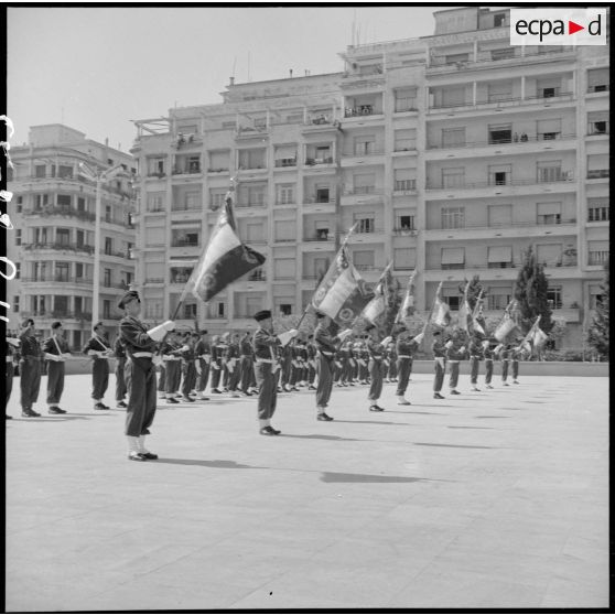 Remise de la croix de guerre des Théâtres d'opérations extérieures (TOE) au 1er BEP (bataillon étranger de parachutistes) par le général Cherrières à Alger.
