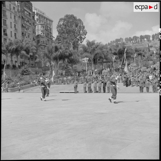 Remise de la croix de guerre des Théâtres d'opérations extérieures (TOE) au 1er BEP (bataillon étranger de parachutistes) par le général Cherrières à Alger.