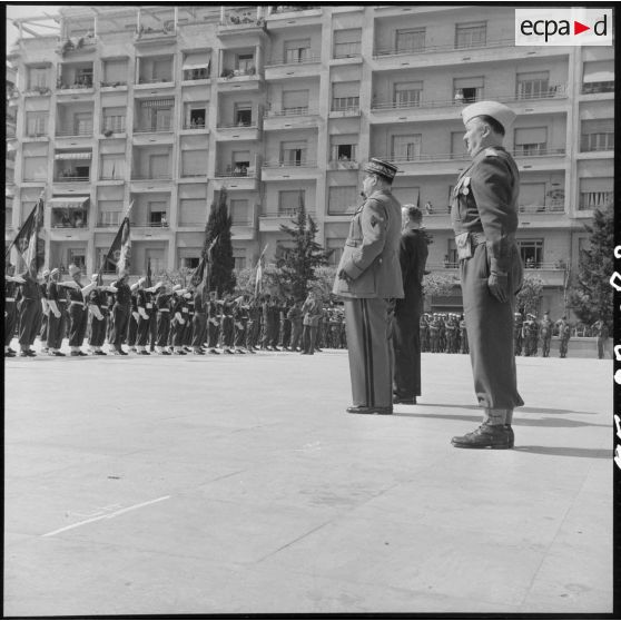 Remise de la croix de guerre des Théâtres d'opérations extérieures (TOE) au 1er BEP (bataillon étranger de parachutistes) par le général Cherrières à Alger.